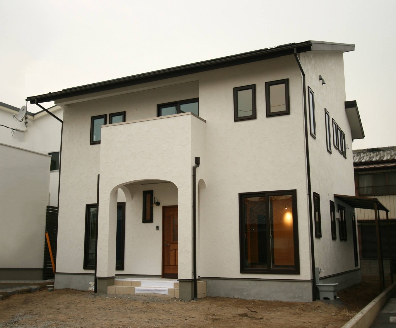 レトロな雰囲気がおしゃれ アンティークな空間にステンドグラスが美しい家